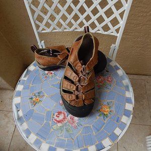 KEEN HIKING SANDALS, WATER PROOF. PEBBLE LEATHER SIZE 8. CLEAN!